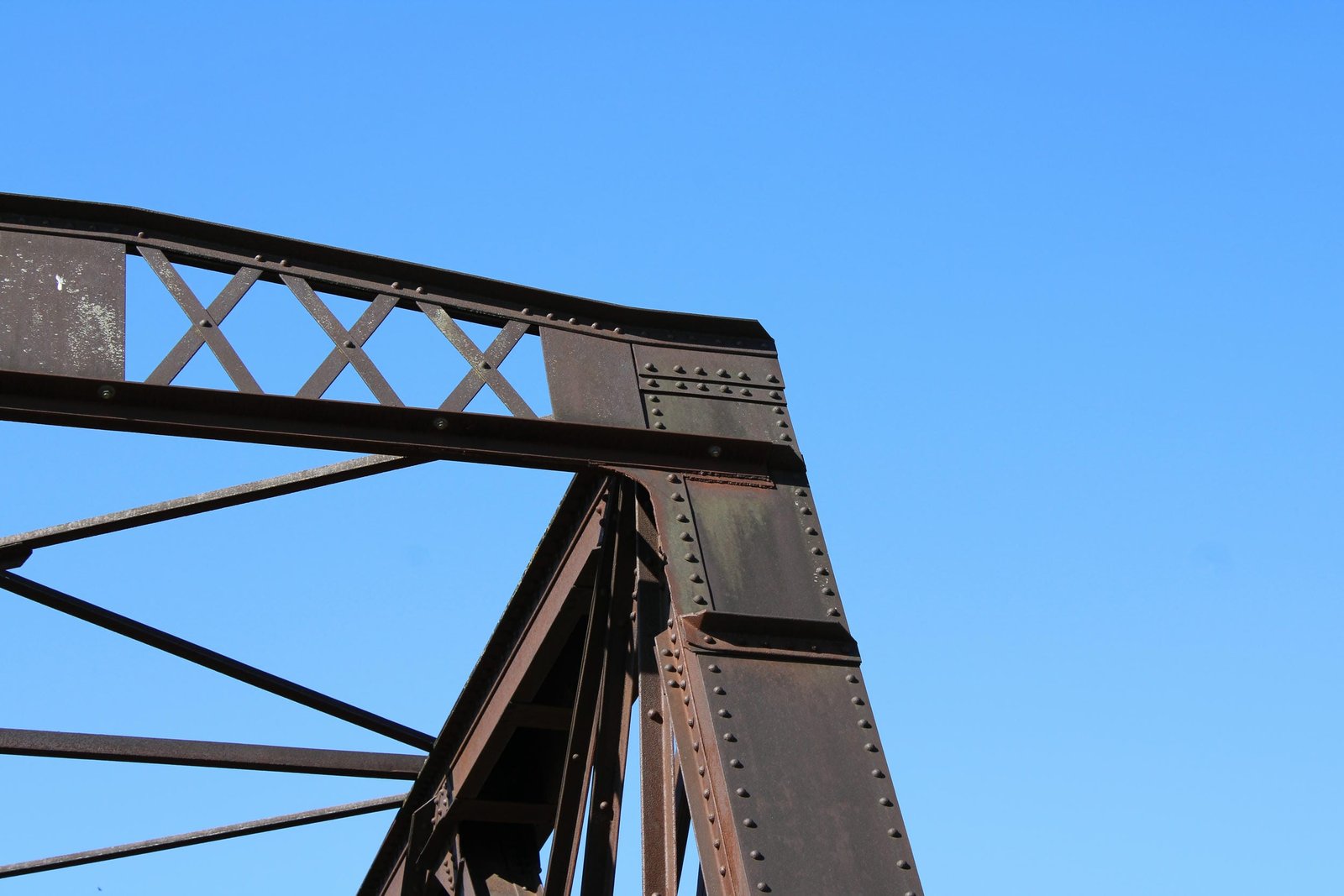 Missing heel bracing, north span